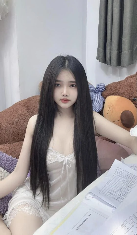 Hình ảnh gái K10 thể hiện nét tươi sáng và thần thái nổi bật