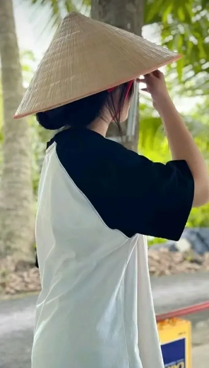 Gái xinh tóc dài che mặt tạo sự bí ẩn và thu hút ánh nhìn