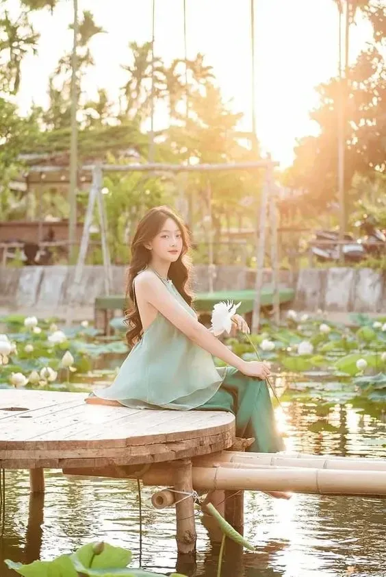 Gái xinh tóc dài đeo kính 2k10 mang đến vẻ đẹp thời thượng và cá tính