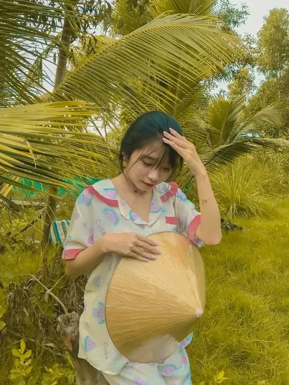 Gái xinh tóc dài đeo kính cute tỏa sáng với vẻ đáng yêu và tinh tế