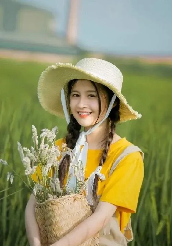Gái xinh tóc dài đeo kính hot với phong cách năng động và cuốn hút
