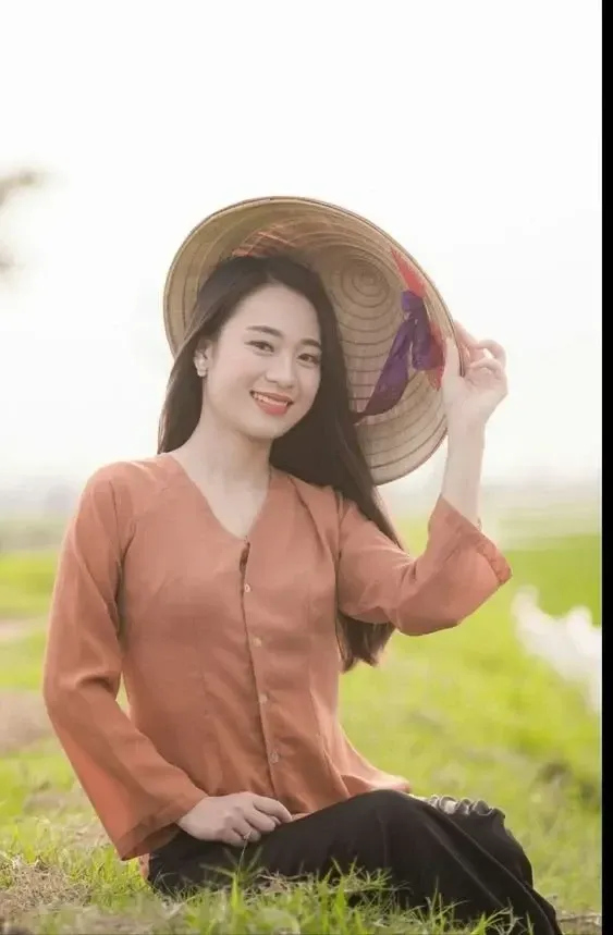 Gái xinh đeo kính tóc dài thể hiện sự duyên dáng và thông minh