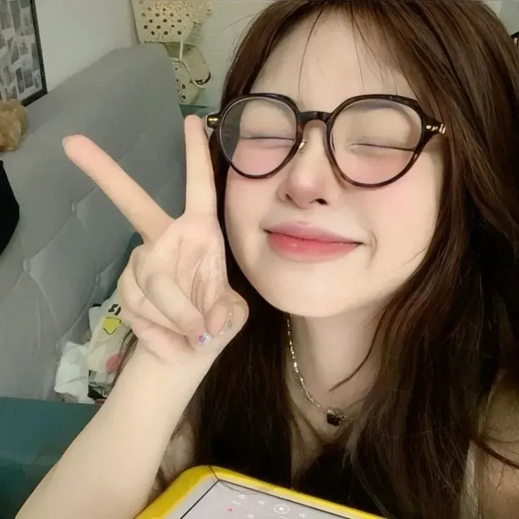 Con gái cute ảnh gái xinh tóc ngắn đeo kính đầy ấn tượng