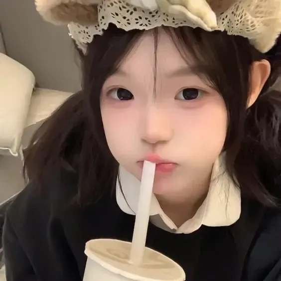 Gái cute che mặt nhưng vẫn tỏa sáng với nét đẹp tự nhiên