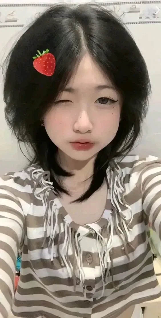 Gái cute tóc dài với gương mặt xinh xắn làm say đắm lòng người