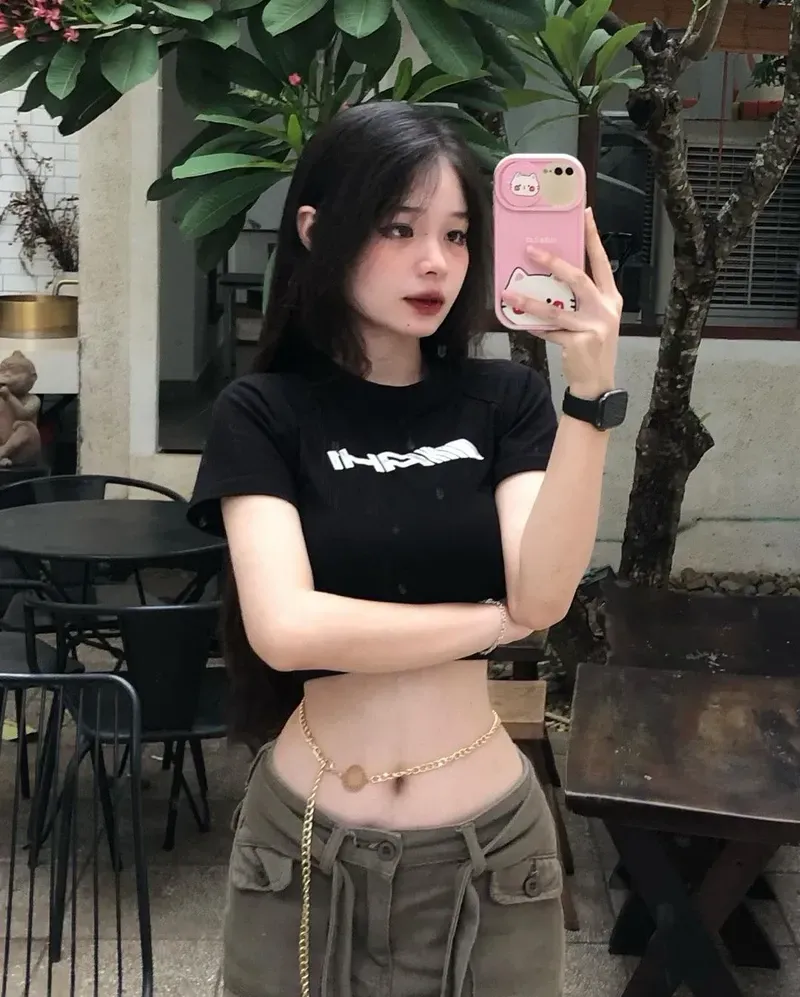 Gái xinh khoe ngực đầy đặn, nổi bật với vẻ đẹp quyến rũ