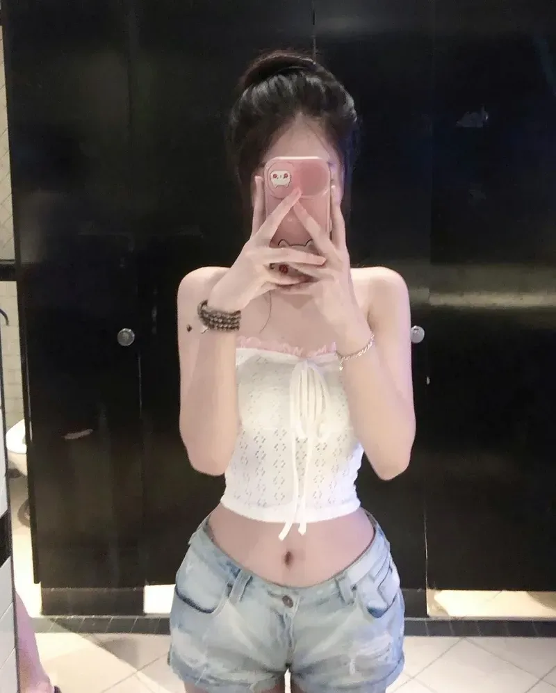 Gái xinh khoe vếu quyến rũ, tràn đầy sức hút và vẻ đẹp