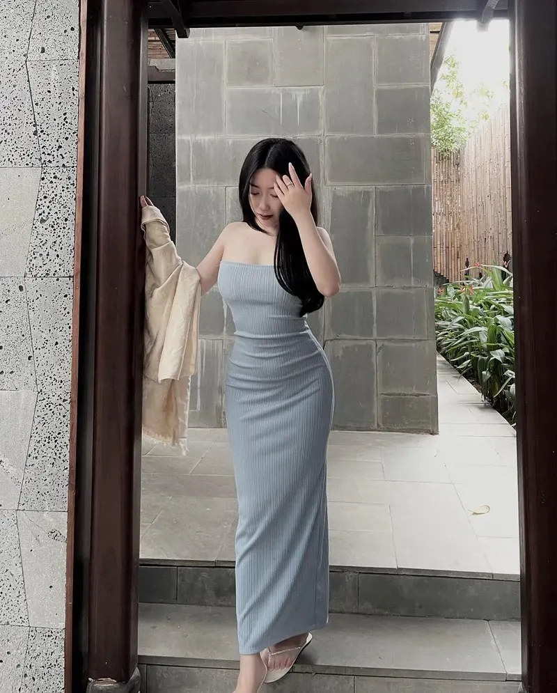 Gái xinh mặc váy ngắn nhảy tiktok với phong cách năng động