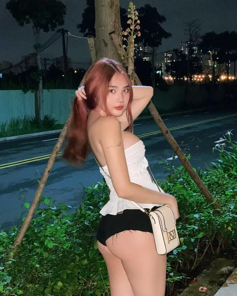 Gái xinh tiktok đi biển với phong thái thoải mái và tự tin