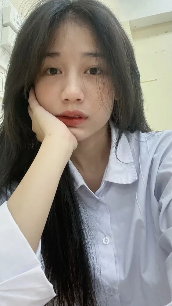 Hình ảnh gái xinh lớp 10 thể hiện vẻ đẹp ngọt ngào và tươi mới