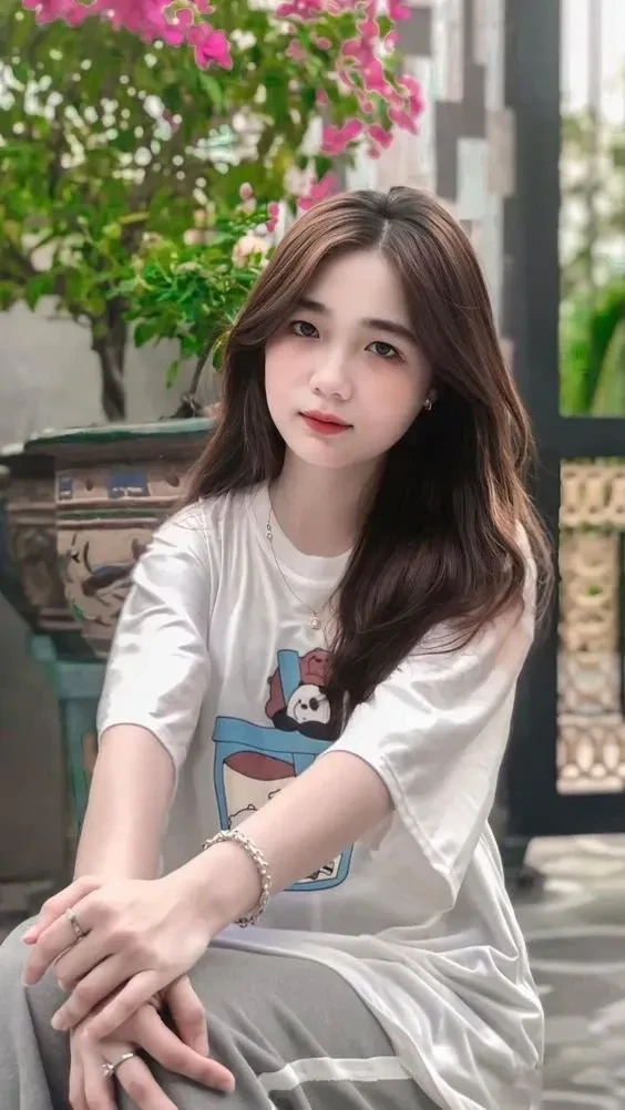 Gái xinh chụp ảnh che mặt tạo điểm nhấn bằng vẻ bí ẩn tự nhiên