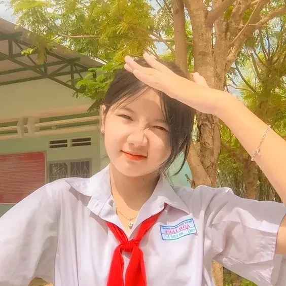Gái xinh lớp 8 thu hút ánh nhìn bằng nét đẹp ngây thơ hồn nhiên