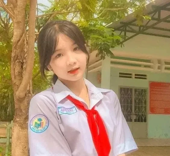 Hình ảnh gái xinh lớp 8 tạo điểm nhấn với nét đẹp ngây thơ