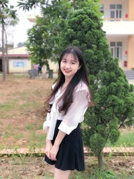 Gái cute che mặt tạo cảm giác bí ẩn và thu hút ánh nhìn đầu tiên