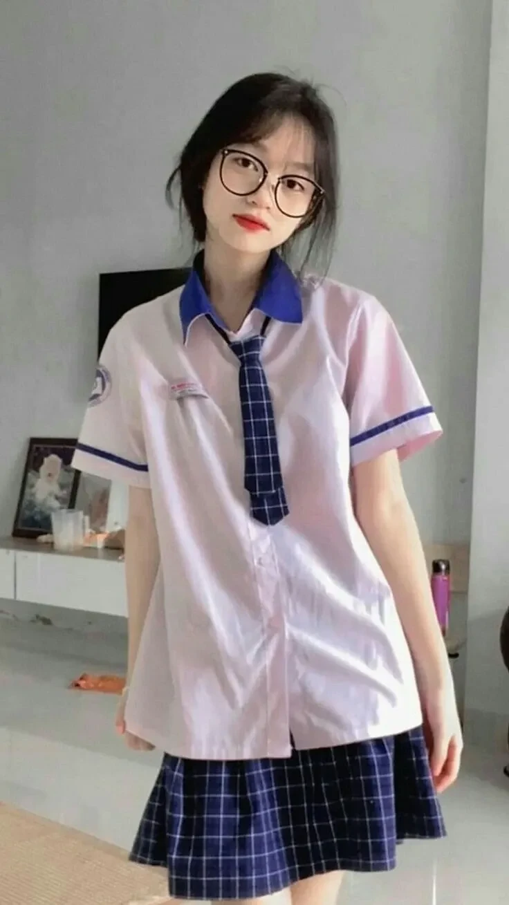 Gái cute đeo kính mang lại vẻ trí tuệ và đáng yêu đầy ấn tượng