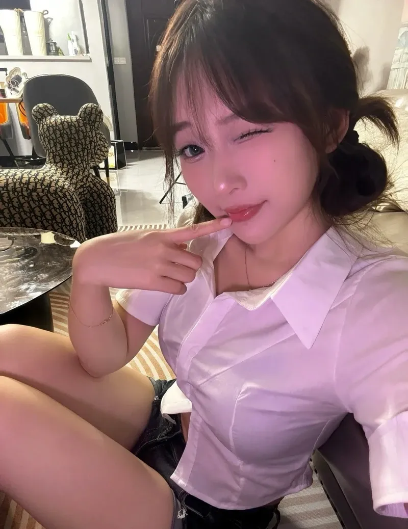 Gái xinh mặc váy ngắn nhảy TikTok thu hút mọi ánh nhìn.