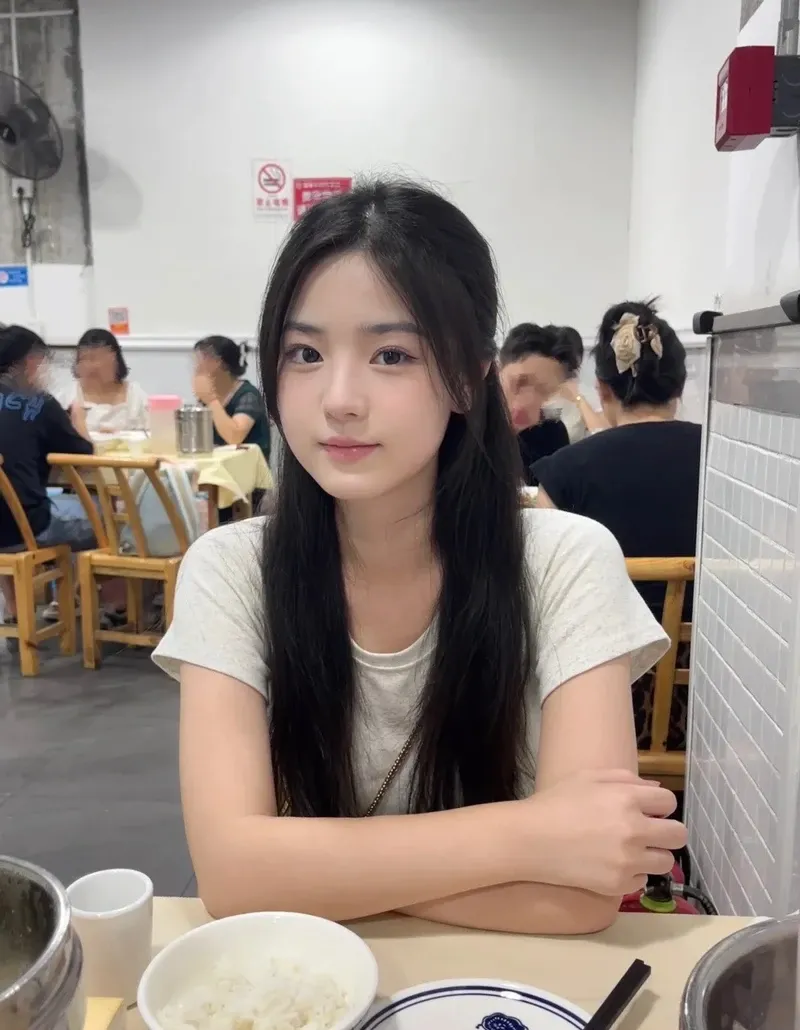 TikTok gái xinh tỏa sáng với nét đẹp quyến rũ, ngọt ngào, dễ thương.