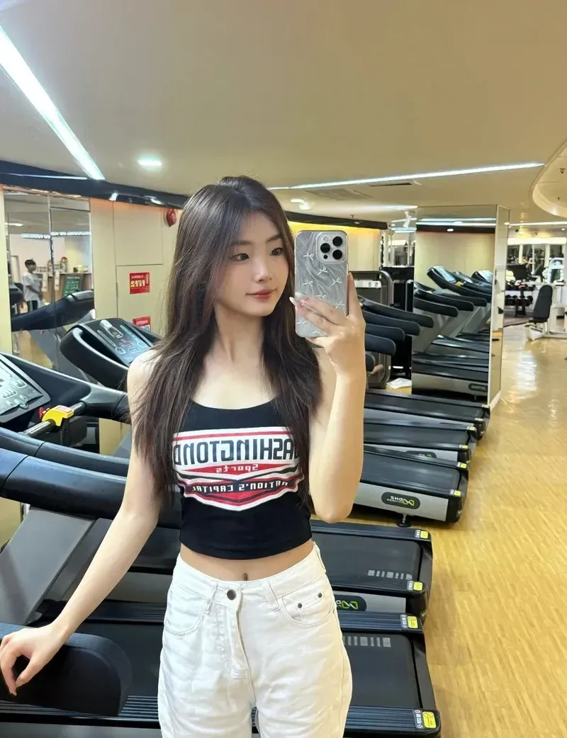 Gái đẹp phong gym tỏa ra vẻ tự tin và năng động tuyệt vời