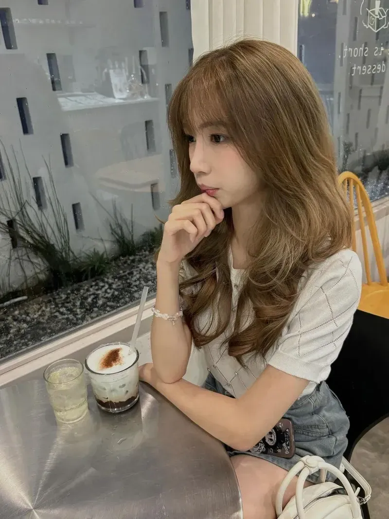 Anh mang gai xinh thể hiện vẻ đẹp dễ chịu và thu hút mọi ánh nhìn