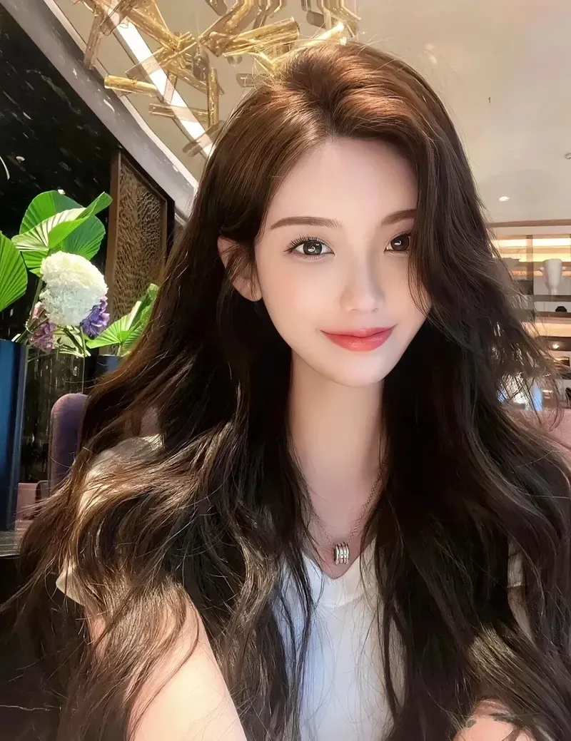 Ảnh mang gái tóc ngắn thể hiện sự năng động, hiện đại và xinh đẹp