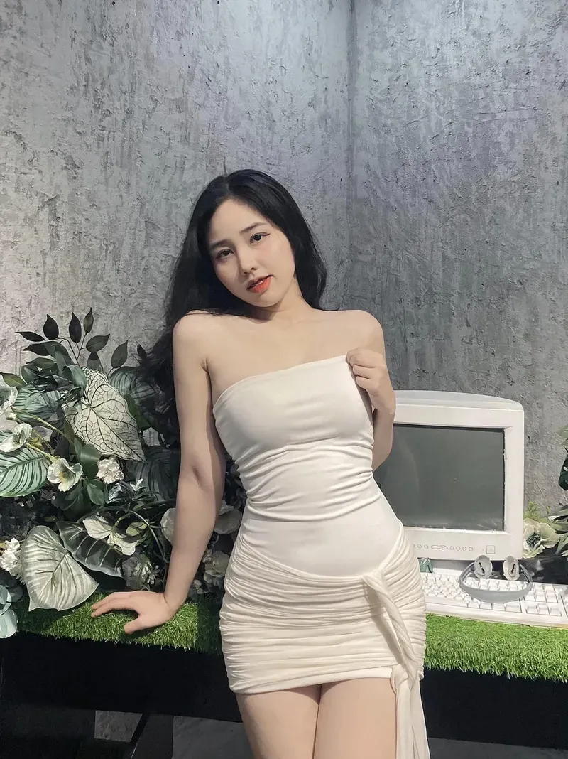 Hình ảnh gái xinh được chụp trước kính kính với góc chụp độc đáo và ấn tượng