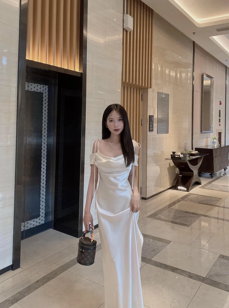 Ảnh mạng gái chụp dáng che mặt tạo cảm giác bí ẩn và lôi cuốn