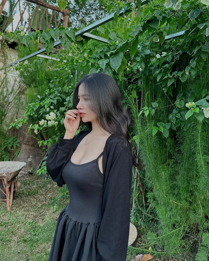 Ảnh mạng chụp dáng trước gương với ánh sáng hài hòa tạo điểm nhấn