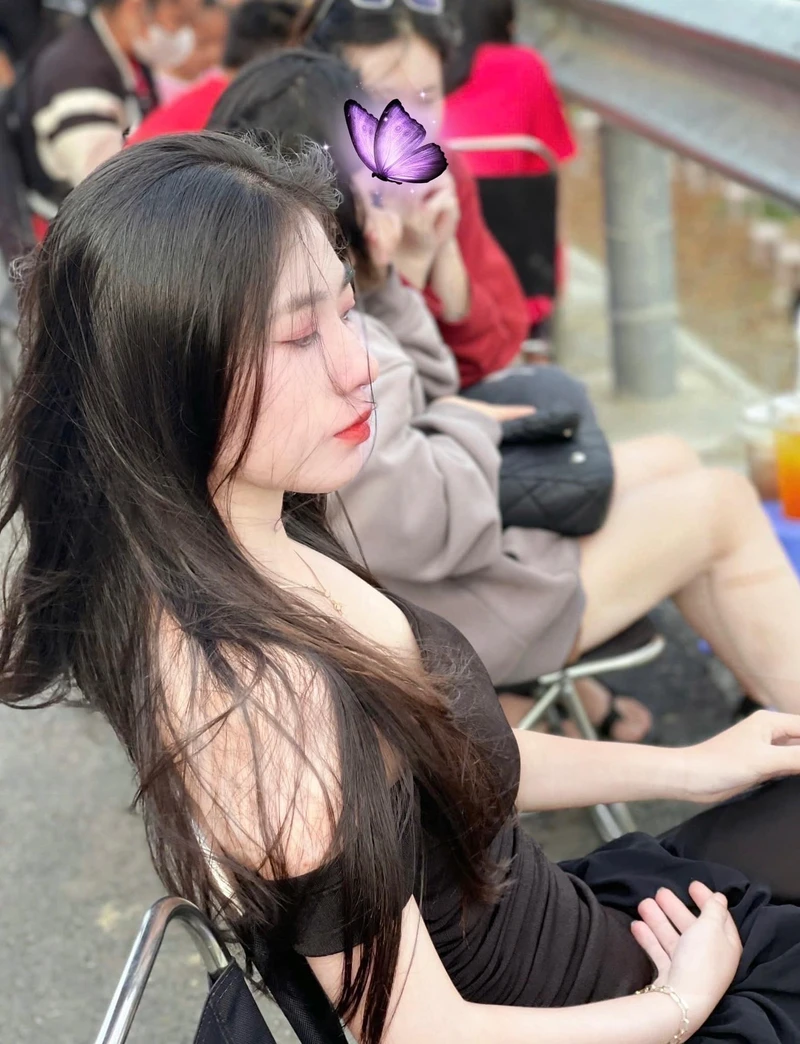 Ảnh mạng gái chụp dáng mặc váy thể hiện thần thái nhẹ nhàng và tinh tế