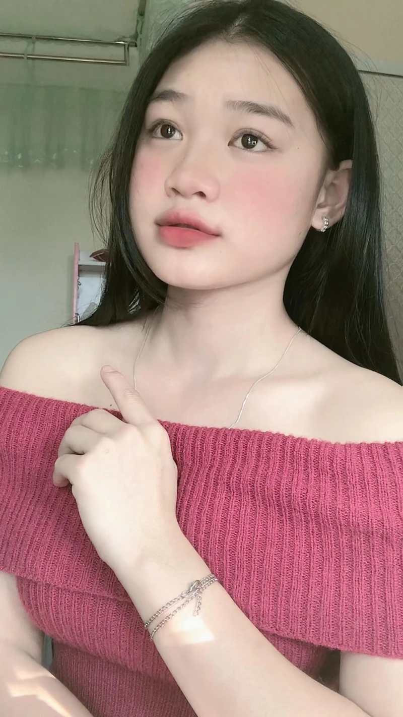 Ảnh gái chụp trước gương tạo hiệu ứng phản chiếu cuốn hút