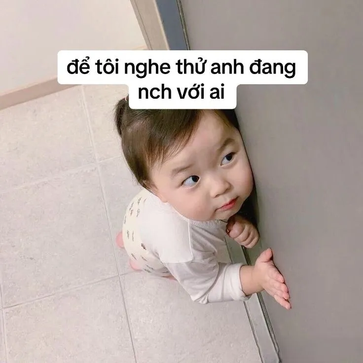 Ảnh em bé meme cố chữ là cách truyền tải thông điệp dễ thương và vui nhộn.