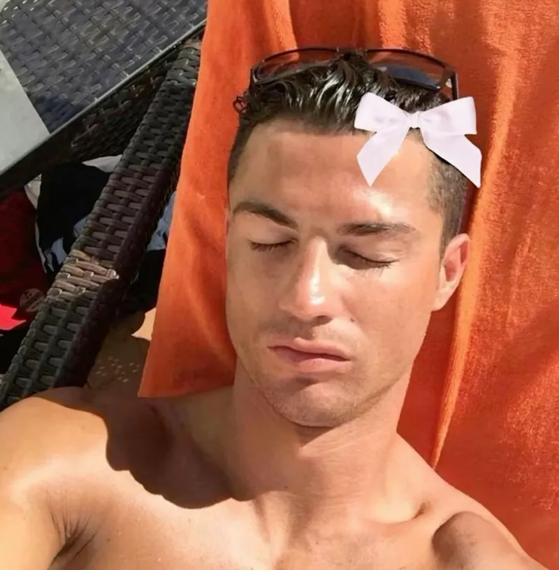 Khoảnh khắc Ronaldo uống nước trở thành nguồn cảm hứng cho meme viral.