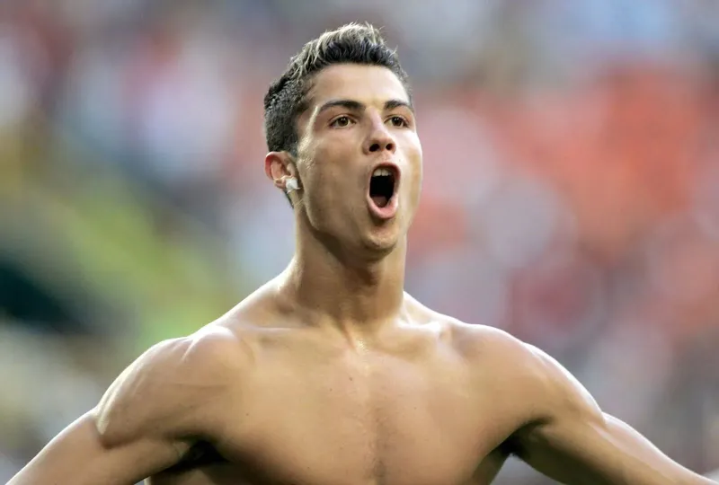 Ronaldo ăn mừng 