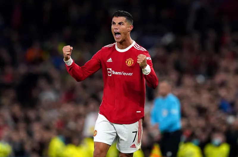 Ronaldo khóc trong trận đấu, loạt meme bùng nổ khắp các nền tảng.