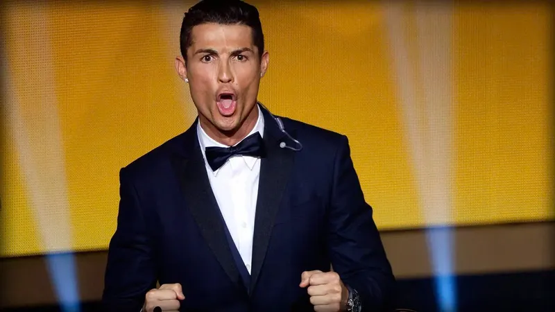 Ảnh chế Ronaldo khóc đầy hài hước nhưng vẫn khiến fan đồng cảm.