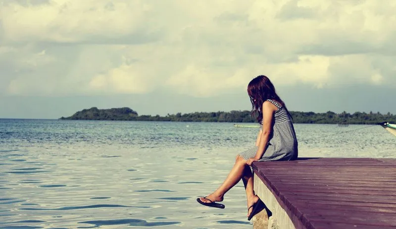 Hình đại diện cô đơn với cảm giác buồn và trầm lắng