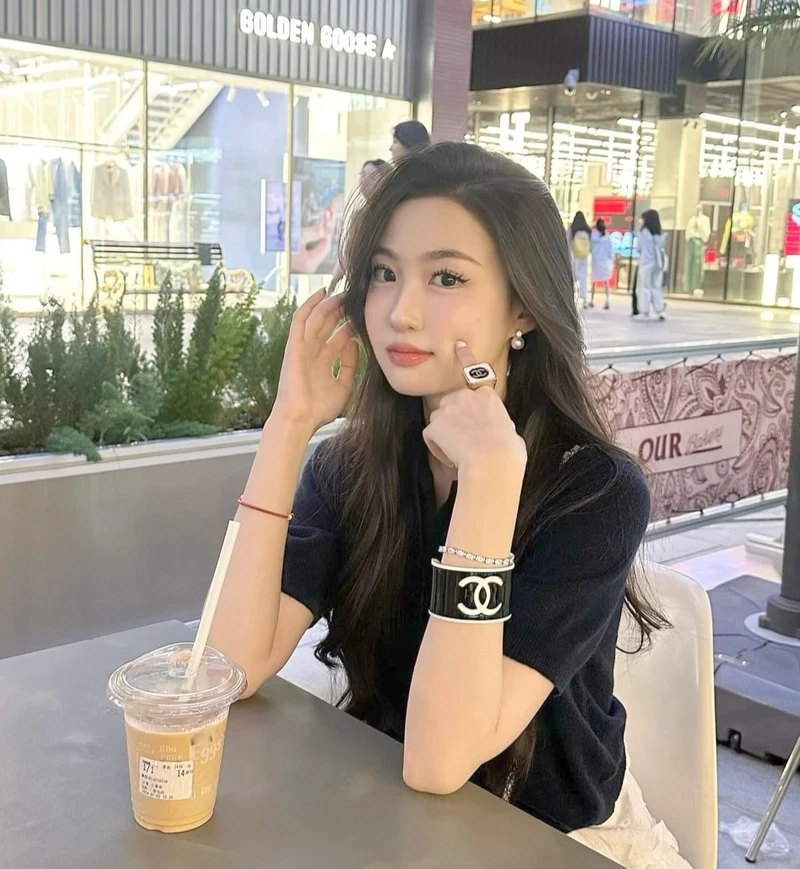 Ảnh đại diện Facebook buồn cho con gái tạo không gian sâu lắng