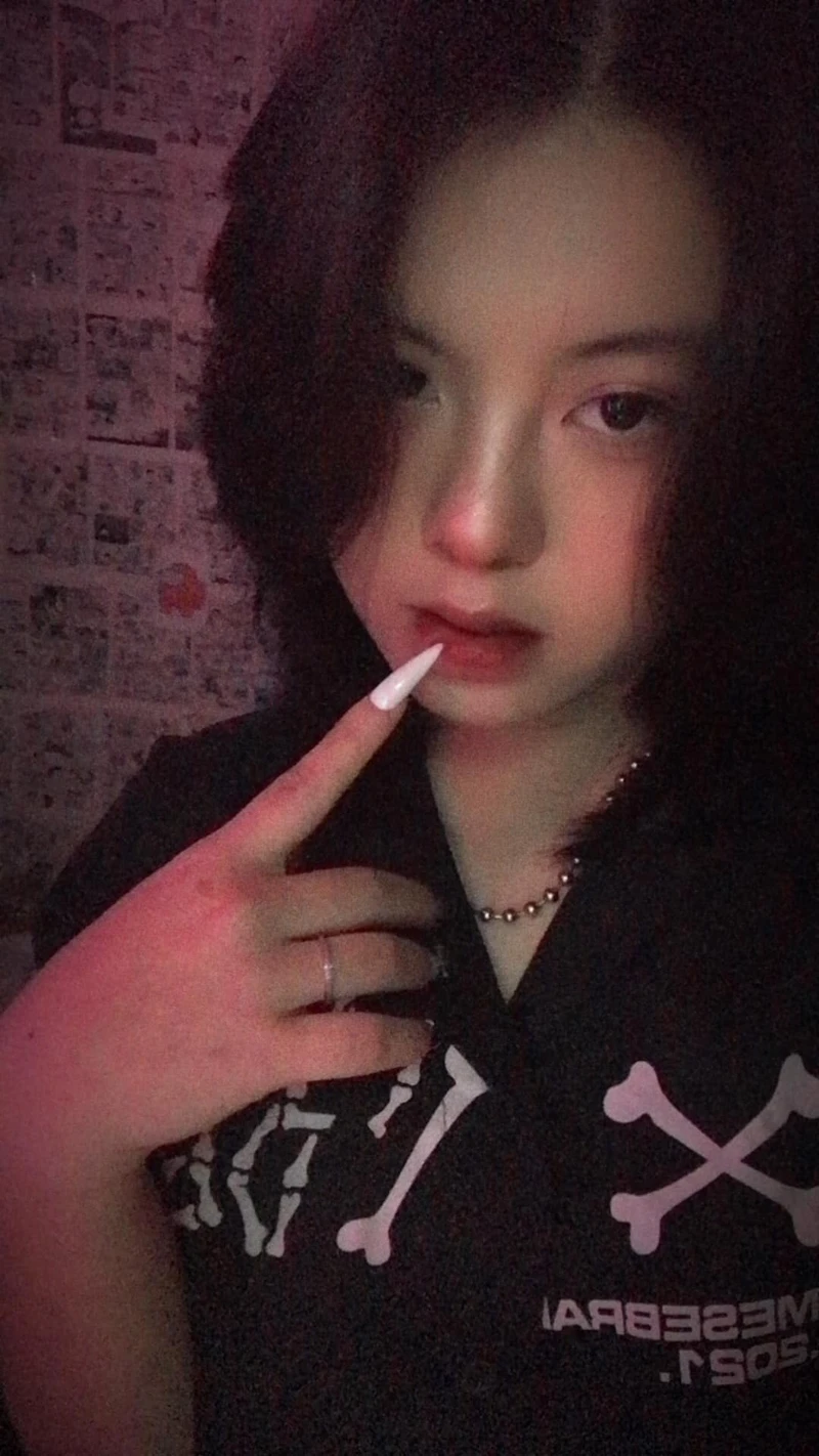 Avatar vẽ cô gái đơn giản cute thể hiện nét tinh tế và sáng tạo