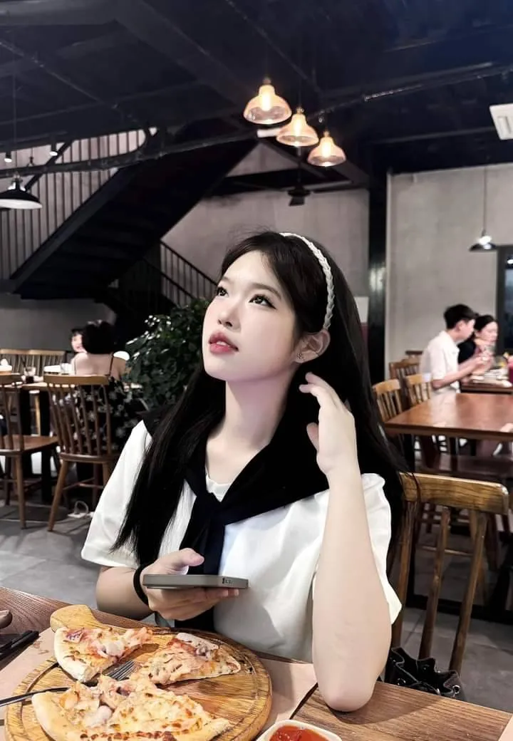 Hình avatar buồn cho con gái thể hiện cảm xúc sâu lắng và nhẹ nhàng