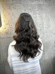 Hình ảnh cô gái tóc dài quay lưng gợi lên sự mềm mại và dịu dàng