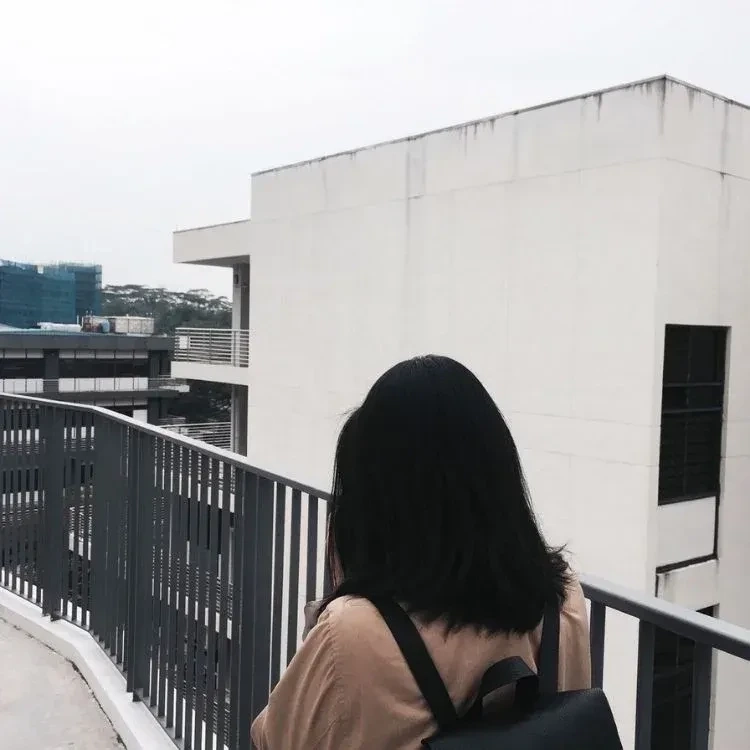 Ảnh cô gái quay lưng buồn gợi lên những suy nghĩ sâu sắc và trầm lắng