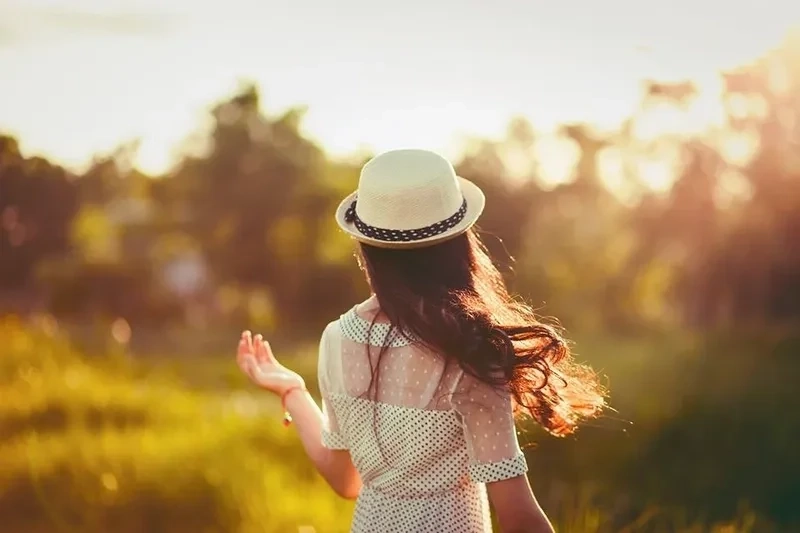 Hình ảnh cô gái tóc dài buồn quay lưng làm nổi bật nét dịu dàng sâu lắng
