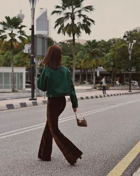 Hình nền cô gái quay lưng mang đến vẻ đẹp bí ẩn và cuốn hút ánh nhìn