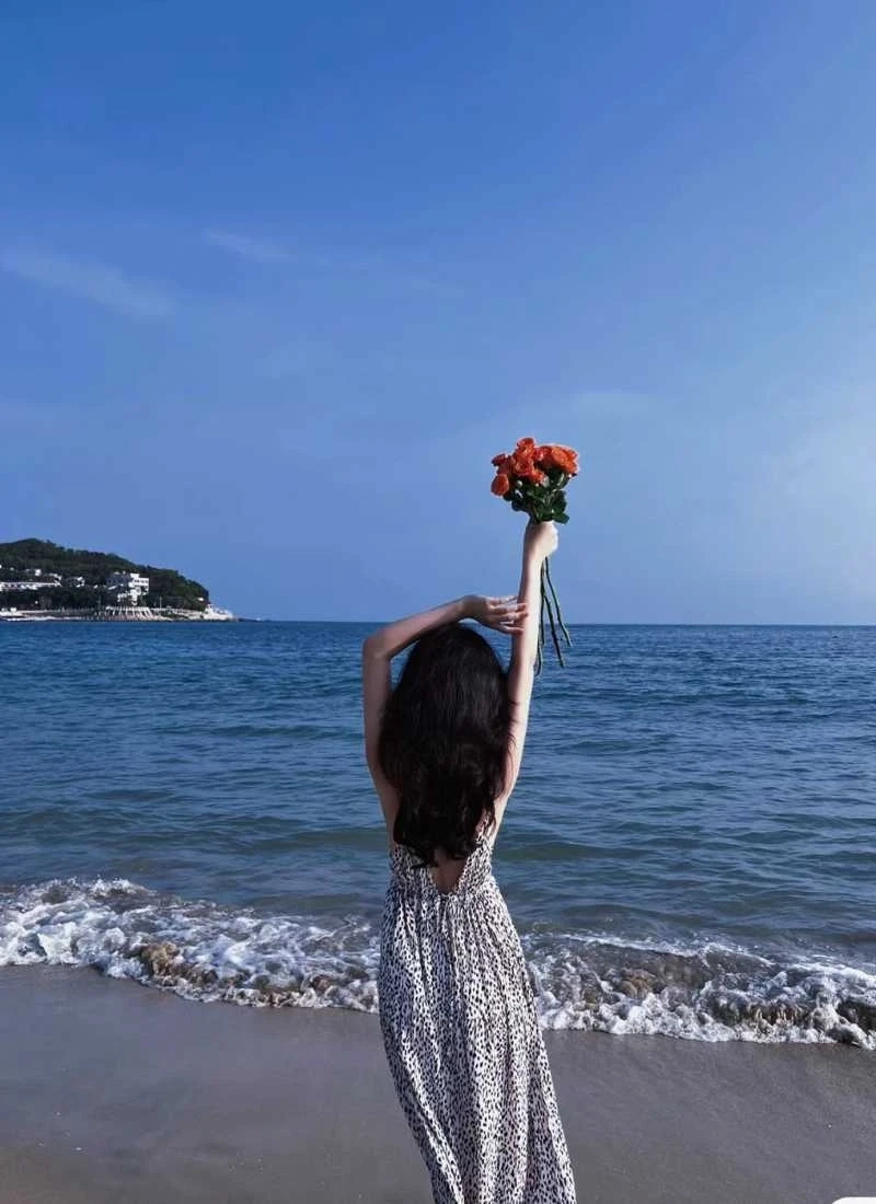 Ảnh cô gái tóc ngắn quay lưng mang phong cách nhẹ nhàng và cuốn hút