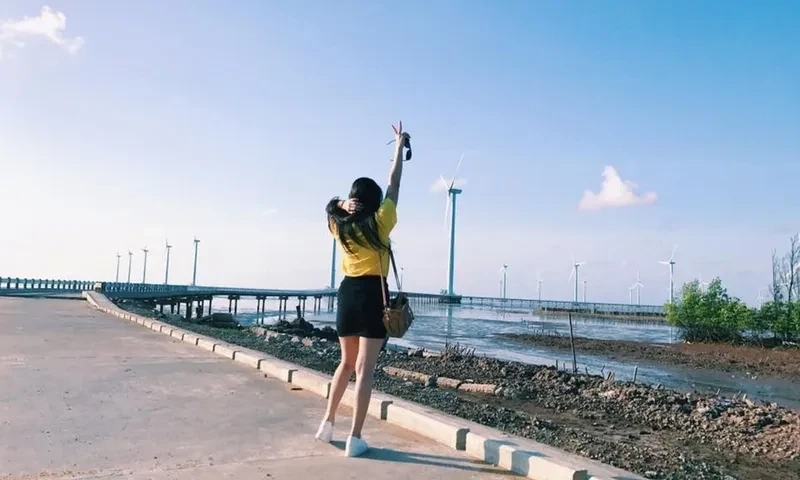 Ảnh vẽ cô gái buồn quay lưng thể hiện sự sáng tạo và cảm xúc sâu sắc