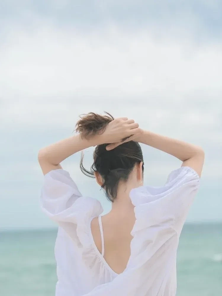 Ảnh vẽ cô gái quay lưng tạo nên nét đẹp tinh tế và đầy ấn tượng