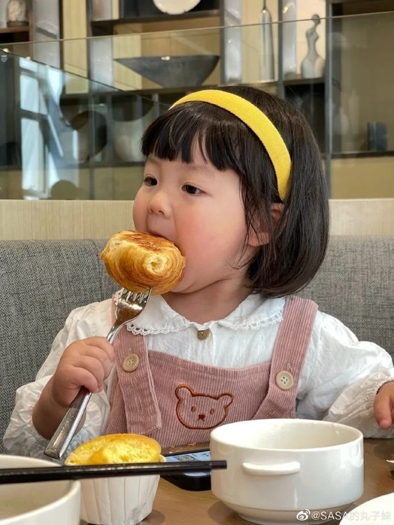 Avatar đôi em bé cute thể hiện tình bạn ngọt ngào và đáng yêu