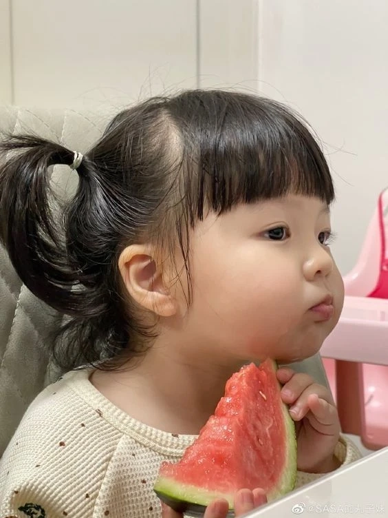 Hình nền em bé cute mang đến không gian dễ thương và vui tươi