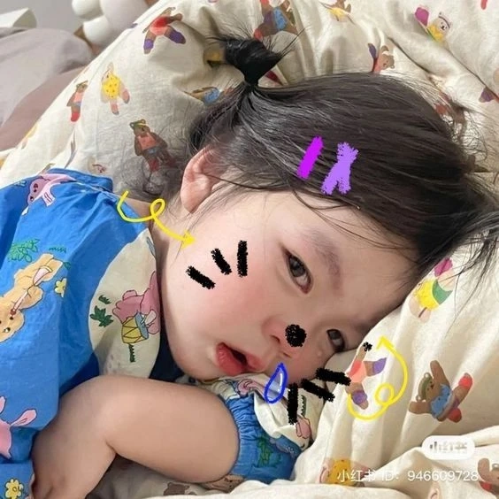 Hình nền hình em bé dễ thương tạo không gian ngọt ngào, vui tươi