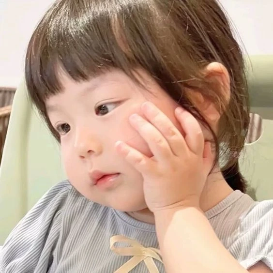 Hình nền em bé dễ thương tạo điểm nhấn dễ mến cho bạn