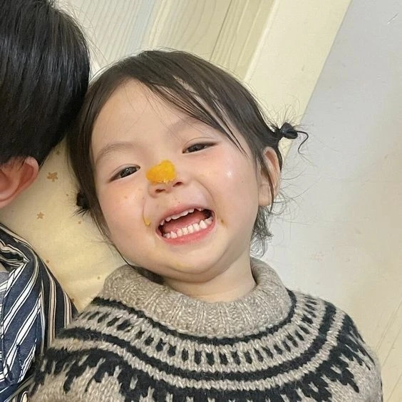 Ảnh nền em bé thu hút với sự ngọt ngào và đáng yêu